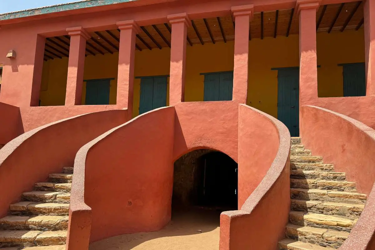 Mokoro Tours Viaggi in Africa isola-di-goree-maison-des-esclaves-mokoro