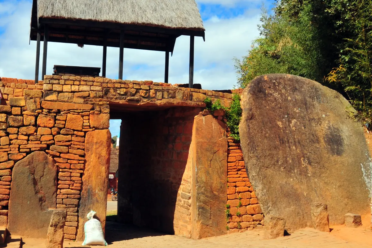 Mokoro Tours Viaggi in Africa porta di collina di Ambohimanga Madagascar